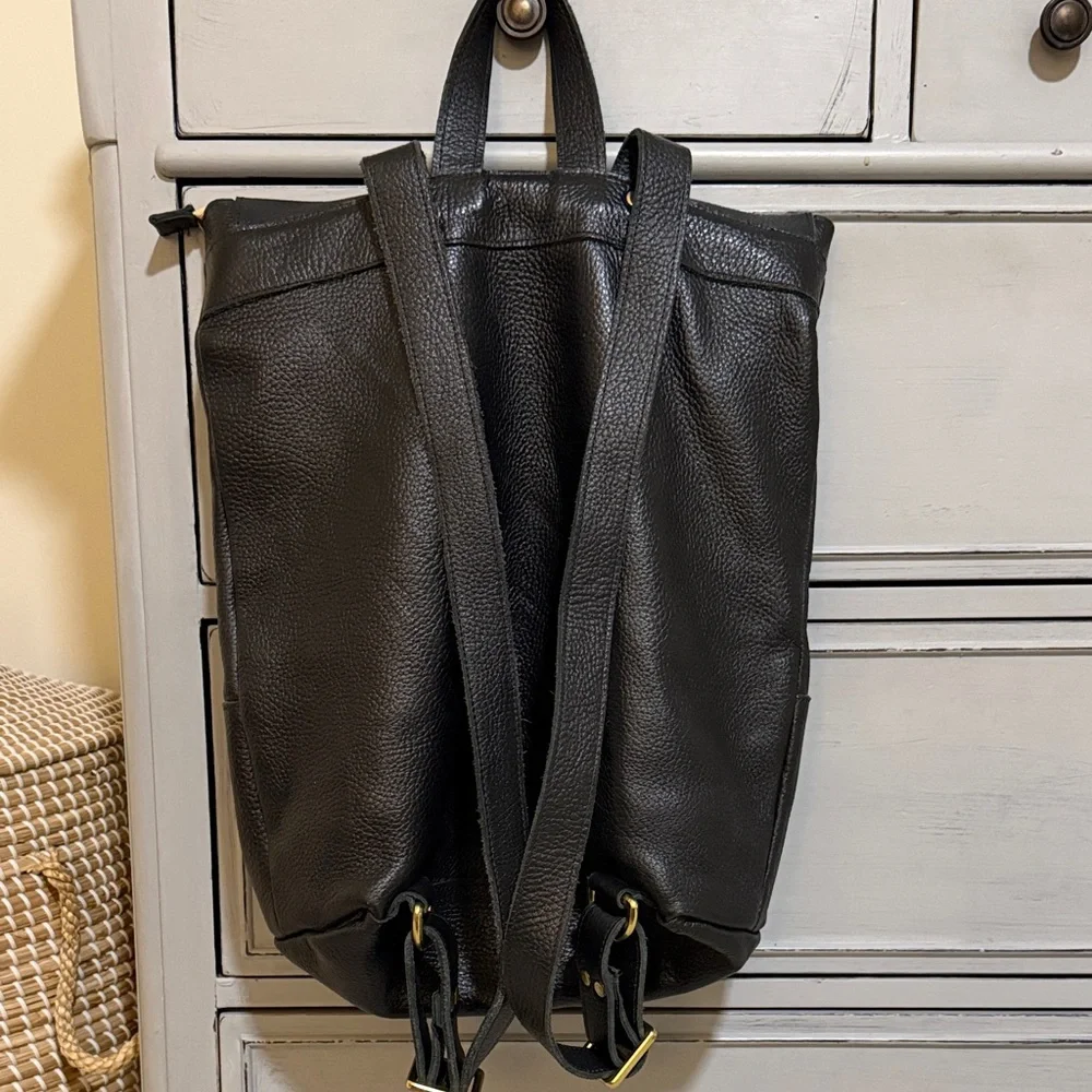 Sseko Black Textured Leather Fold-Top Backpack - Picture 2 of 4